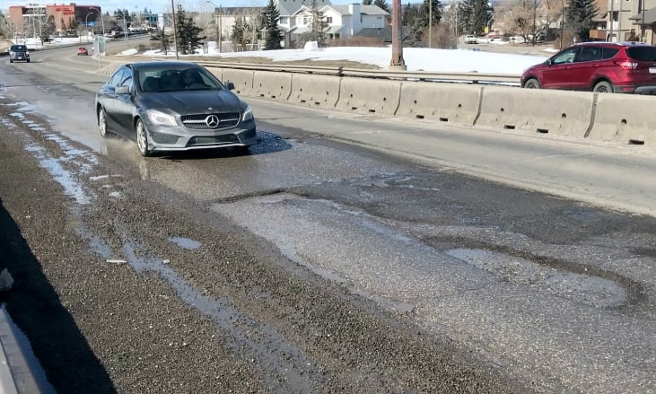 Các xe Mercedes có thể cảnh báo ổ gà cho nhau